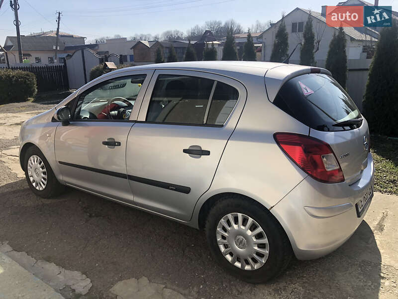 Хэтчбек Opel Corsa 2011 в Черновцах