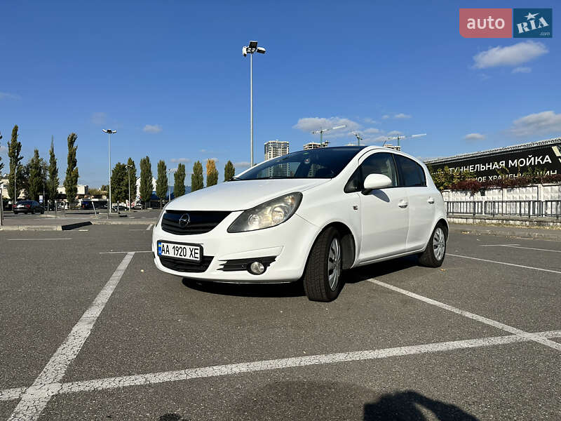 Хэтчбек Opel Corsa 2011 в 