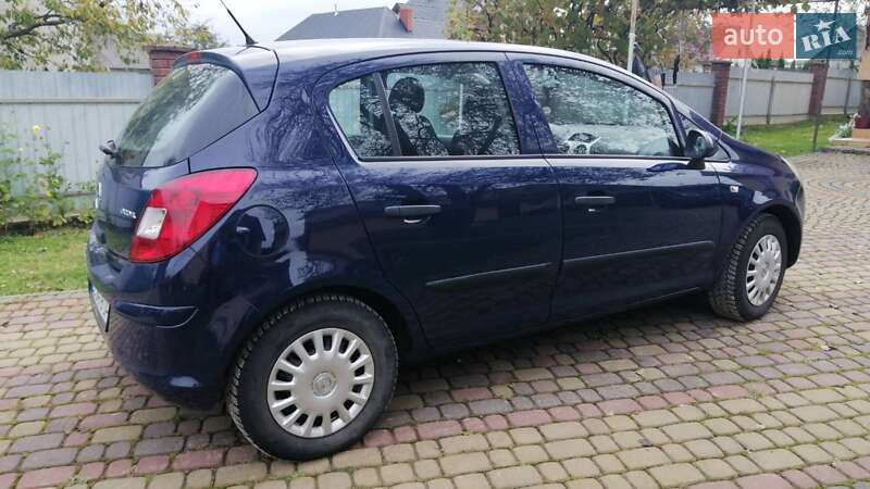Хэтчбек Opel Corsa 2009 в Новояворовске