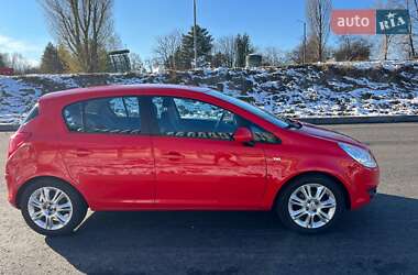 Хэтчбек Opel Corsa 2010 в 