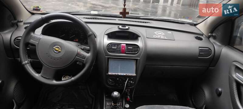 Хэтчбек Opel Corsa 2003 в Киеве