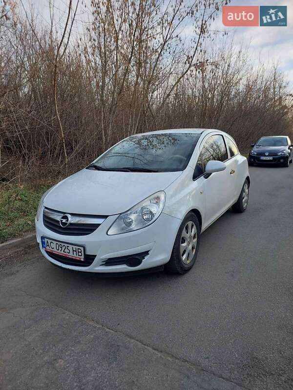 Хэтчбек Opel Corsa 2010 в 