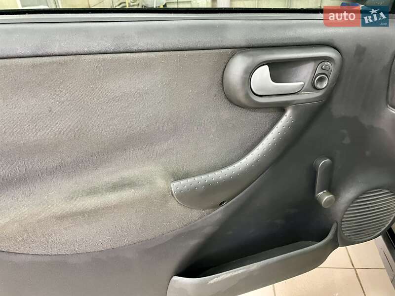 Хэтчбек Opel Corsa 2003 в Сумах