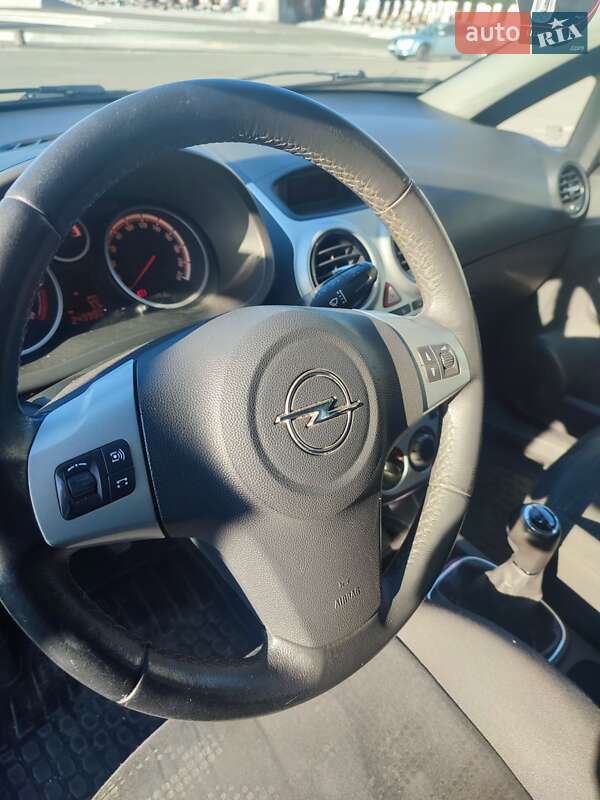 Хэтчбек Opel Corsa 2011 в Дубно