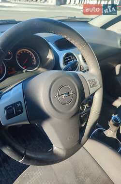 Хэтчбек Opel Corsa 2011 в 