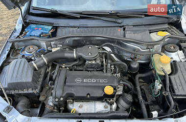 Хэтчбек Opel Corsa 2003 в 