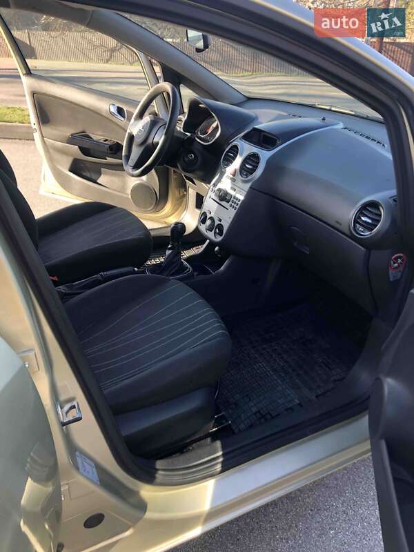 Хэтчбек Opel Corsa 2008 в Киеве