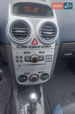 Хэтчбек Opel Corsa 2010 в 