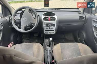 Хэтчбек Opel Corsa 2005 в 