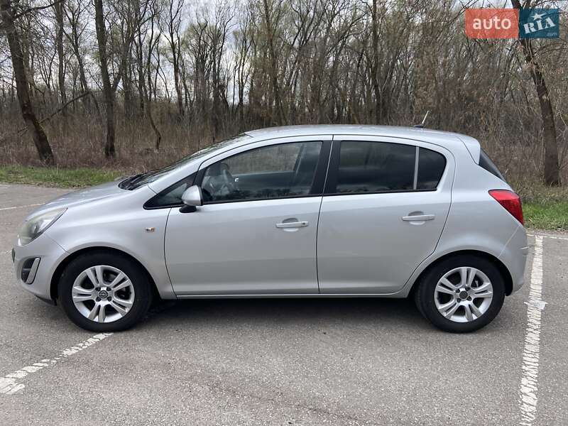 Хэтчбек Opel Corsa 2013 в 