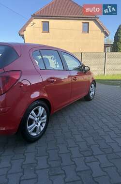 Хэтчбек Opel Corsa 2010 в 