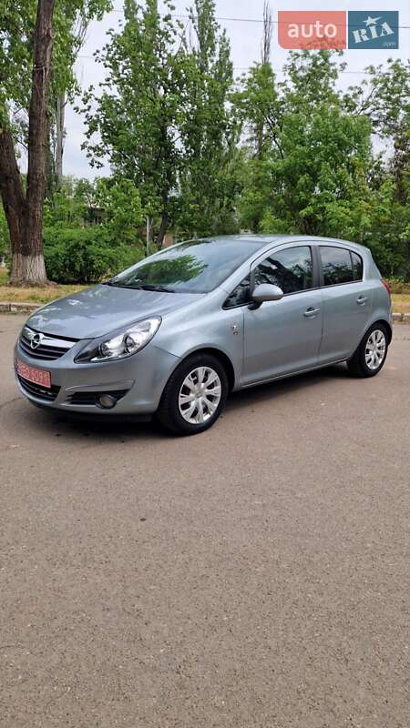 Хэтчбек Opel Corsa 2010 в 