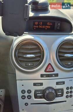 Хэтчбек Opel Corsa 2011 в 