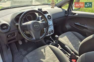 Хэтчбек Opel Corsa 2011 в 