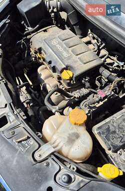 Хэтчбек Opel Corsa 2011 в 
