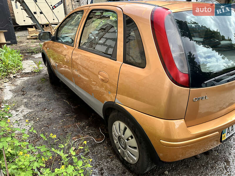Хэтчбек Opel Corsa 2004 в Киеве