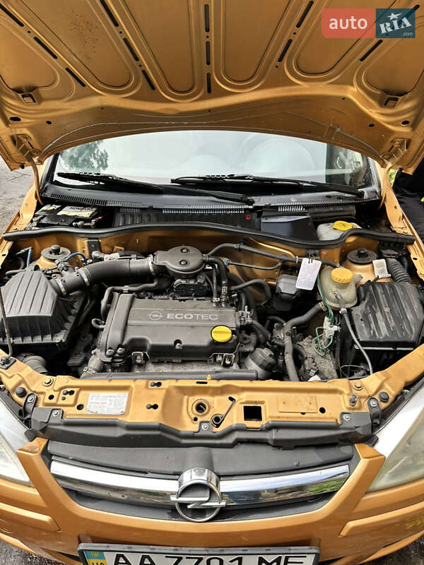 Хэтчбек Opel Corsa 2004 в Киеве