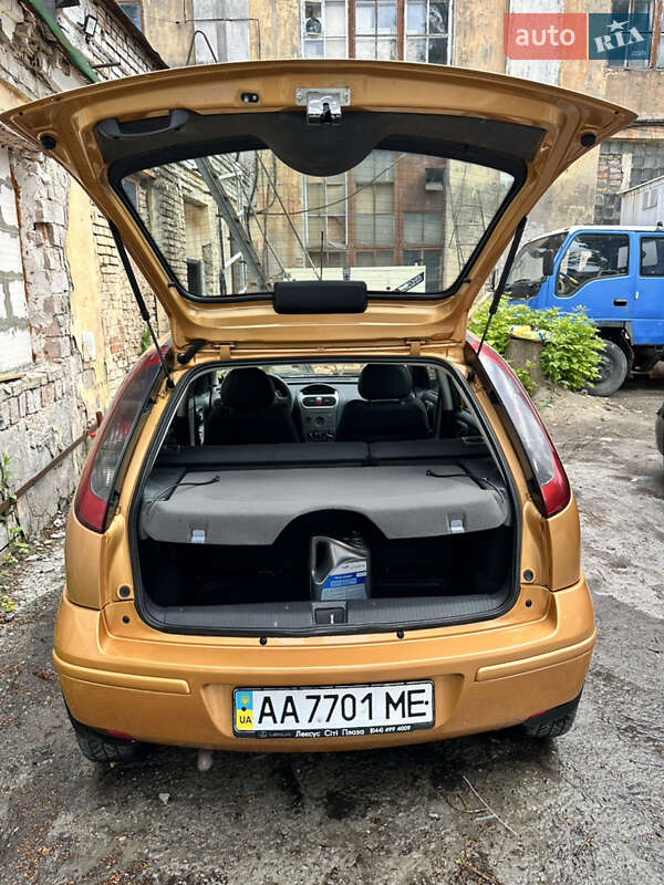 Хэтчбек Opel Corsa 2004 в Киеве