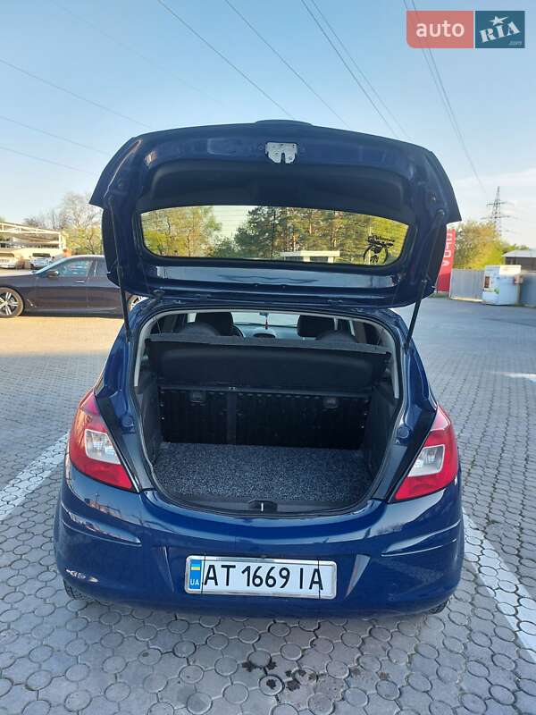 Хэтчбек Opel Corsa 2010 в Черновцах