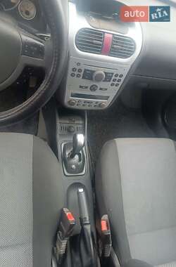 Хетчбек Opel Corsa 2005 в 