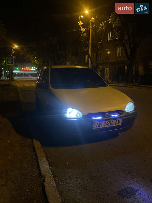 Хетчбек Opel Corsa 1996 в Дніпрі
