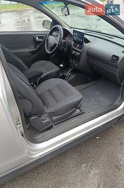 Хэтчбек Opel Corsa 2003 в 