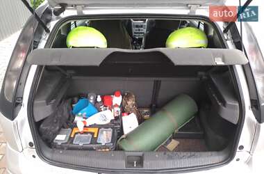 Хэтчбек Opel Corsa 2005 в 