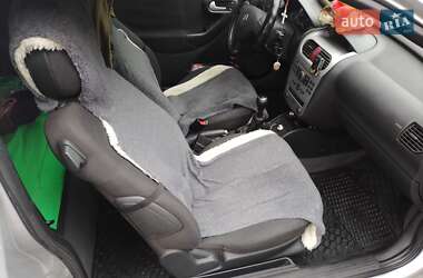 Хэтчбек Opel Corsa 2005 в 