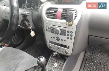 Хэтчбек Opel Corsa 2005 в 