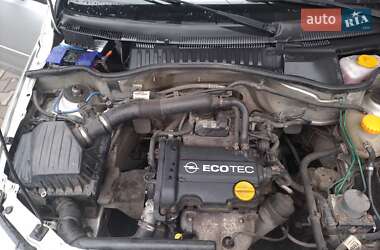 Хэтчбек Opel Corsa 2005 в 