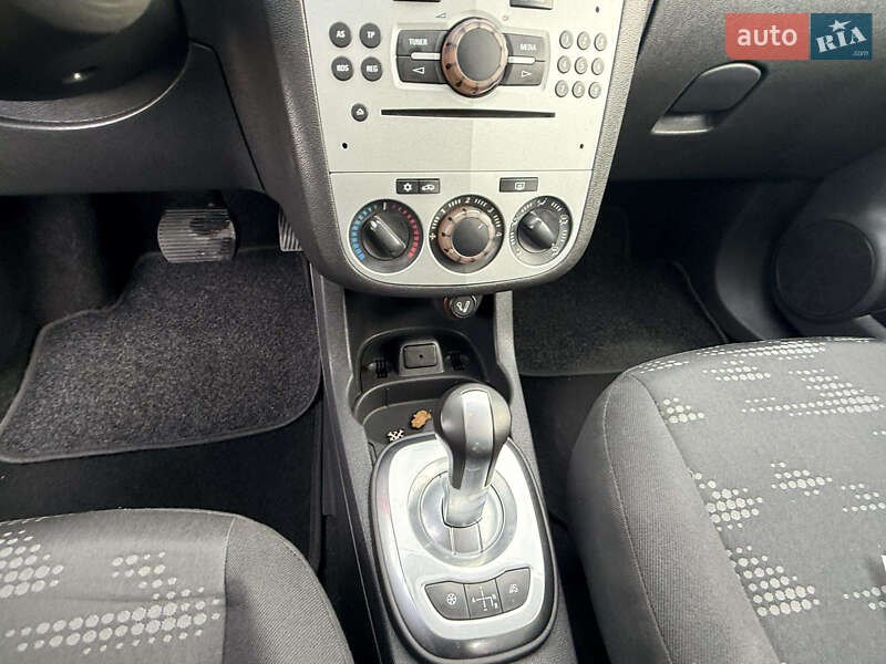 Хэтчбек Opel Corsa 2012 в Львове