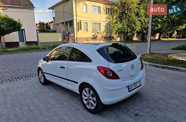 Хэтчбек Opel Corsa 2011 в 