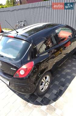 Хэтчбек Opel Corsa 2011 в 