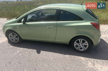 Хэтчбек Opel Corsa 2010 в 