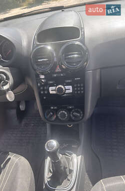 Хэтчбек Opel Corsa 2010 в 