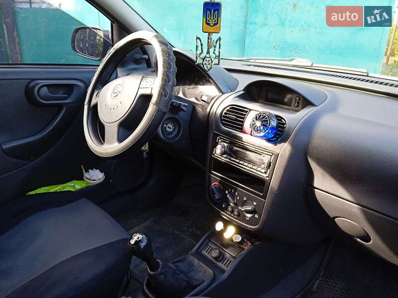 Хэтчбек Opel Corsa 2002 в Семеновке