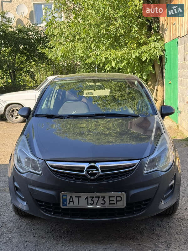 Хэтчбек Opel Corsa 2011 в 