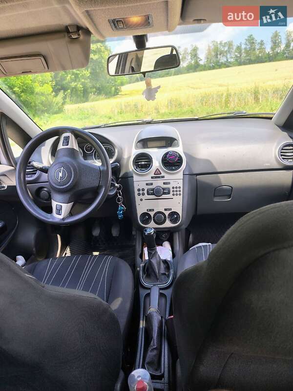 Хэтчбек Opel Corsa 2007 в Городке