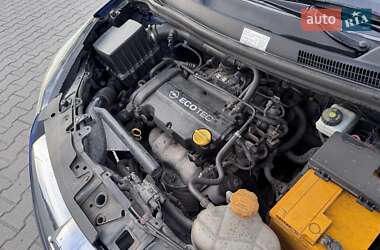 Хэтчбек Opel Corsa 2009 в 
