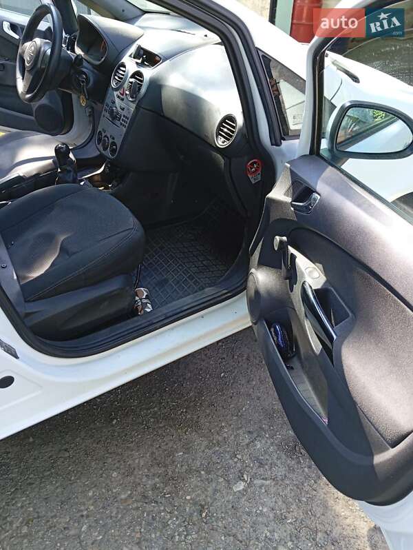 Хэтчбек Opel Corsa 2011 в Заставной