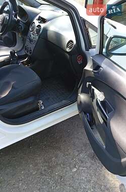 Хэтчбек Opel Corsa 2011 в 