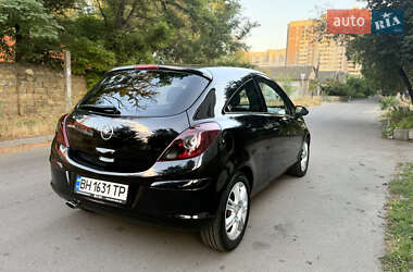 Хэтчбек Opel Corsa 2010 в 