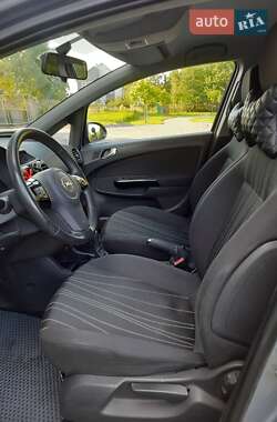 Хэтчбек Opel Corsa 2010 в 