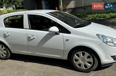 Хэтчбек Opel Corsa 2009 в 