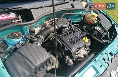 Хэтчбек Opel Corsa 2002 в 