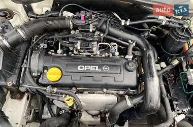 Хэтчбек Opel Corsa 2003 в 