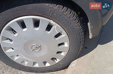 Хэтчбек Opel Corsa 2004 в 