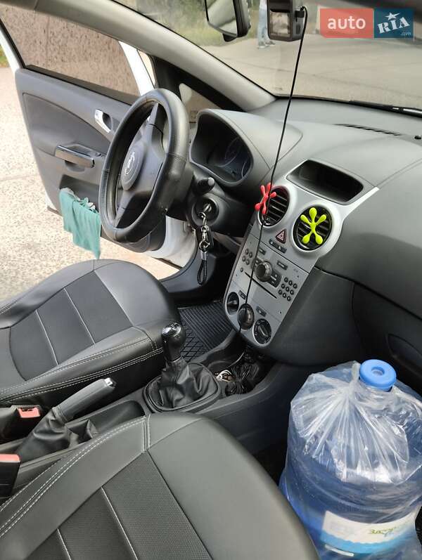 Хэтчбек Opel Corsa 2012 в Кривом Роге