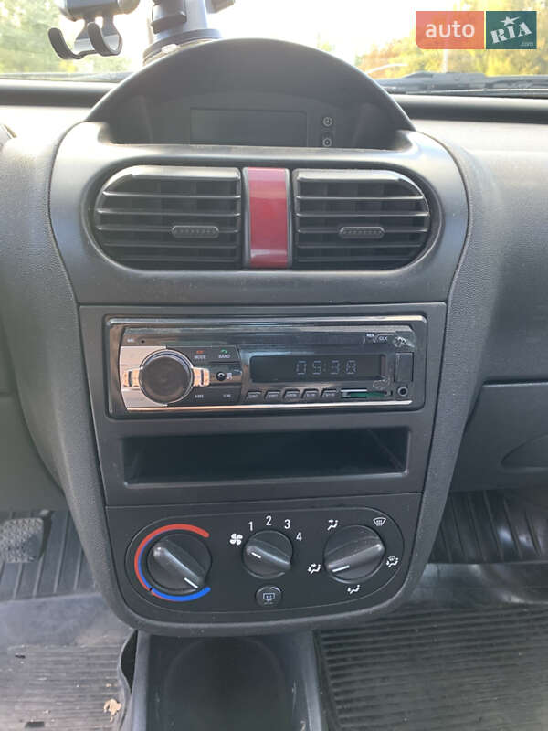 Хэтчбек Opel Corsa 2004 в Днепре