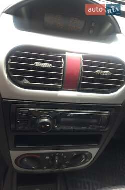 Хэтчбек Opel Corsa 2002 в 